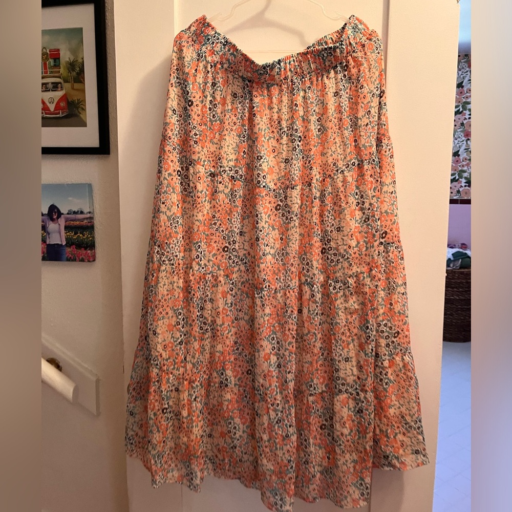Like new Loft tiered midi skirt. Size large.